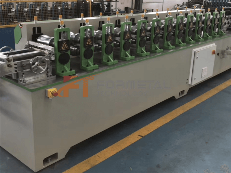 Machine de formage de goujons métalliques et de chenilles