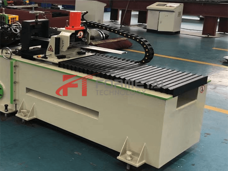Machine de formage de goujons métalliques et de chenilles