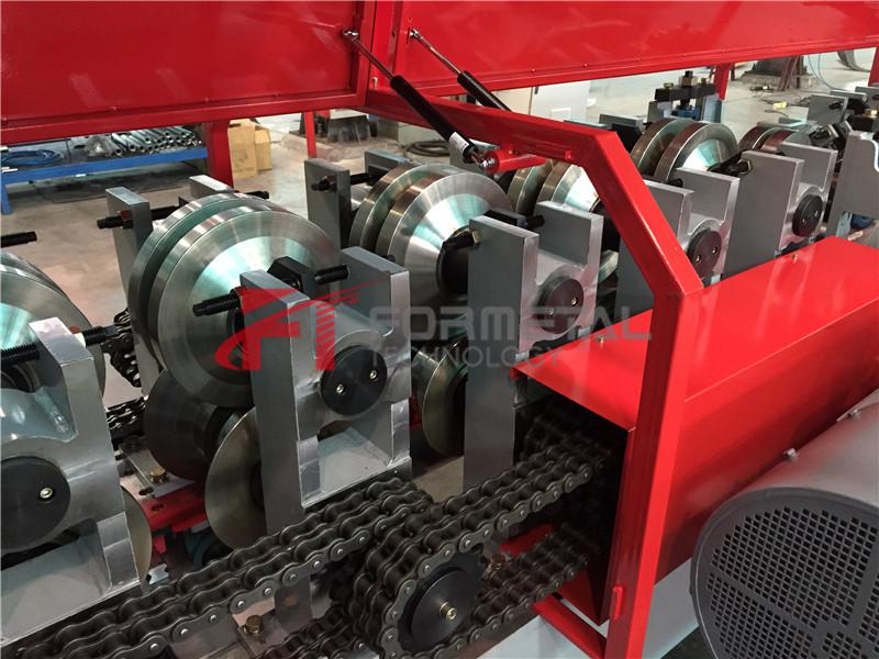 Macchina automatica per la formatura di rotoli per arcarecci a C
