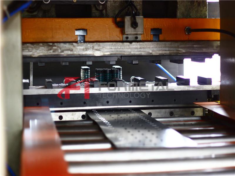 Macchina automatica per la formatura di rotoli di passerelle per cavi