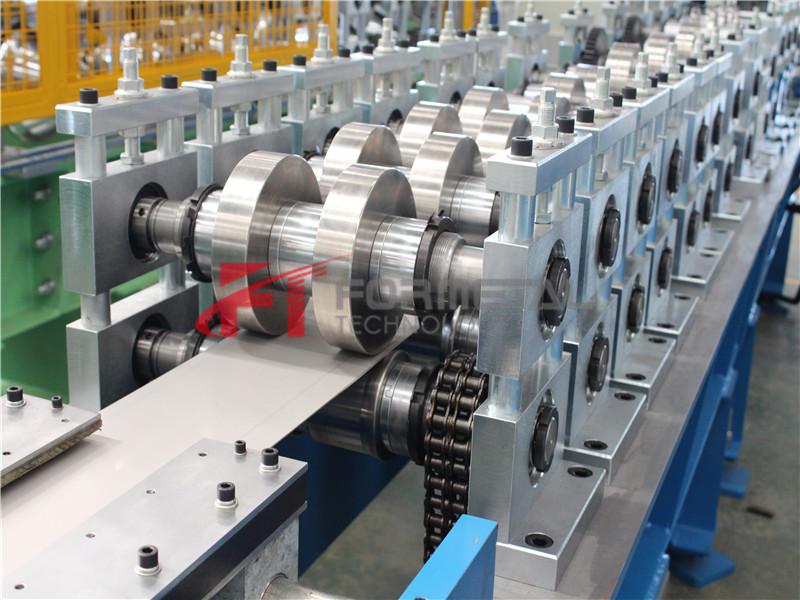 Macchina per la formatura di rotoli di grondaia standard europea