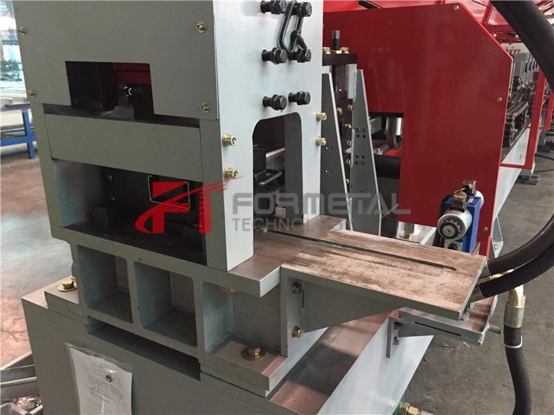 Macchina automatica per la formatura di rotoli per arcarecci a C