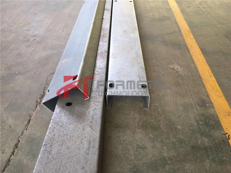 Macchina automatica per la formatura di rotoli per arcarecci a C