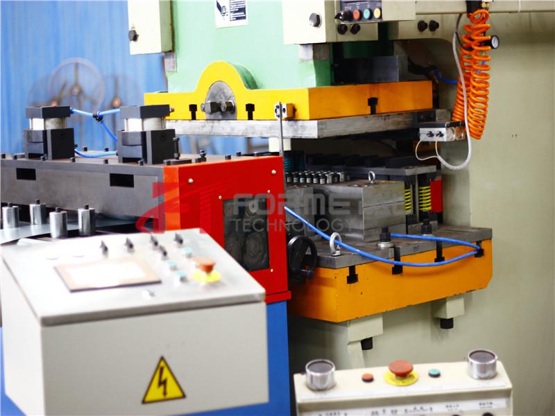 Macchina automatica per la formatura di rotoli di passerelle per cavi