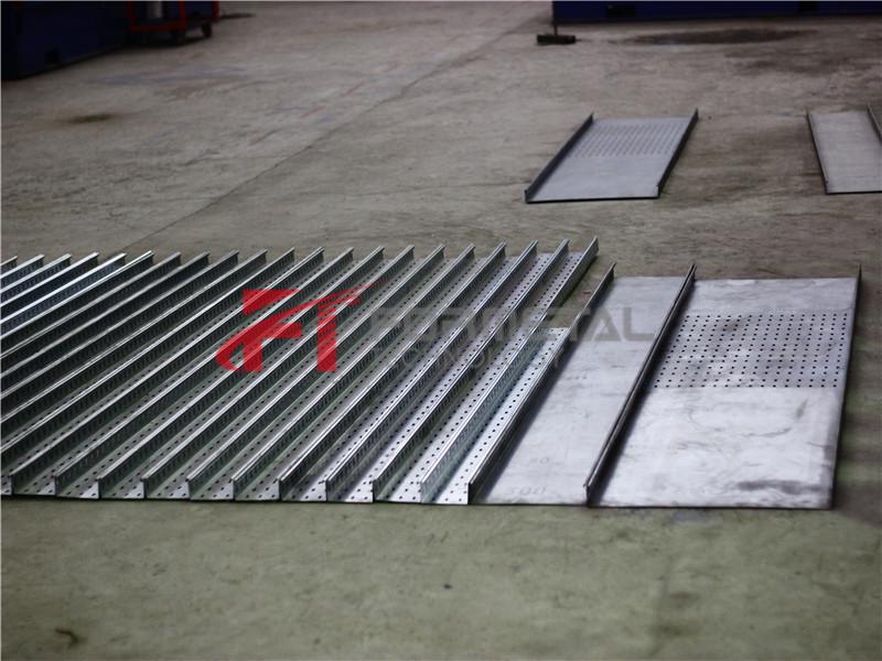 Macchina automatica per la formatura di rotoli di passerelle per cavi